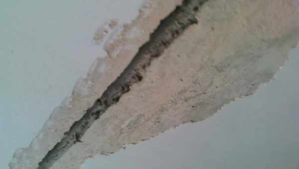 Как заделать трещины на потолке и стенах?