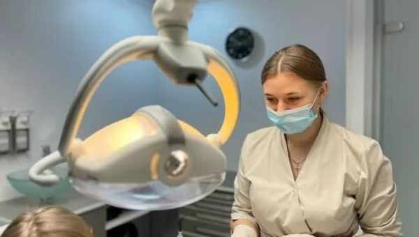 Імплантація зубів: як проходить, ускладнення, відгуки